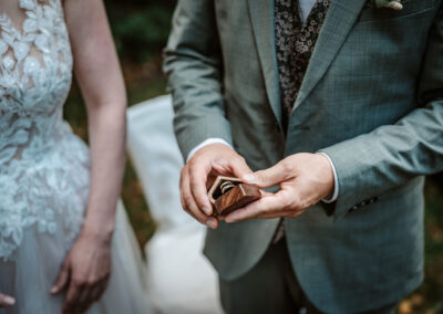 Bräutigam öffnet Ringbox mit Trauringen