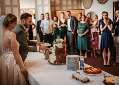 Bräutigam serviert Torte vor Gästen