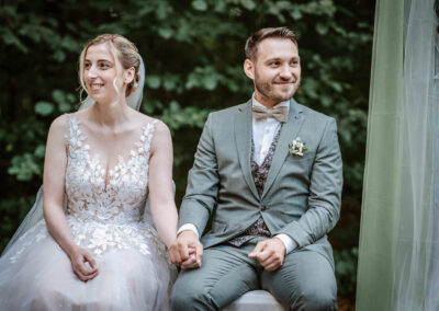 Braut und Bräutigam halten Hände