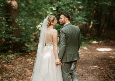 Brautpaar Hand in Hand im Wald