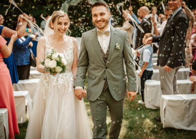 Frisch vermähltes Paar beim Auszug