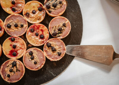 Hochzeitstörtchen mit Beeren auf Platte