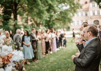 Gäste bei der Hochzeit